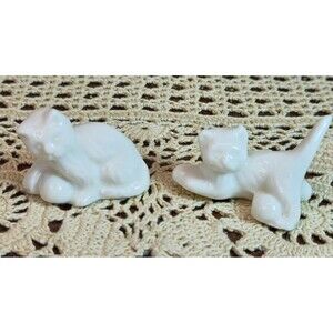 Vintage Pair of Porcelain White Cats Playing w/ Balls of Yarn Figurines (read)